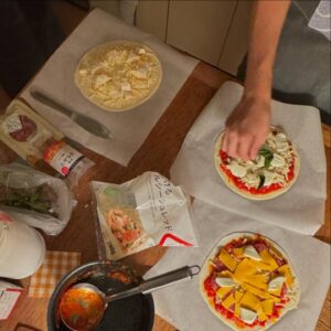Konatsu Kato Instagram - 1日に2回チーズケーキを食べて、夜ご飯は兄と友達とチーズまみれのピザを作って食べたから、私はチーズ。