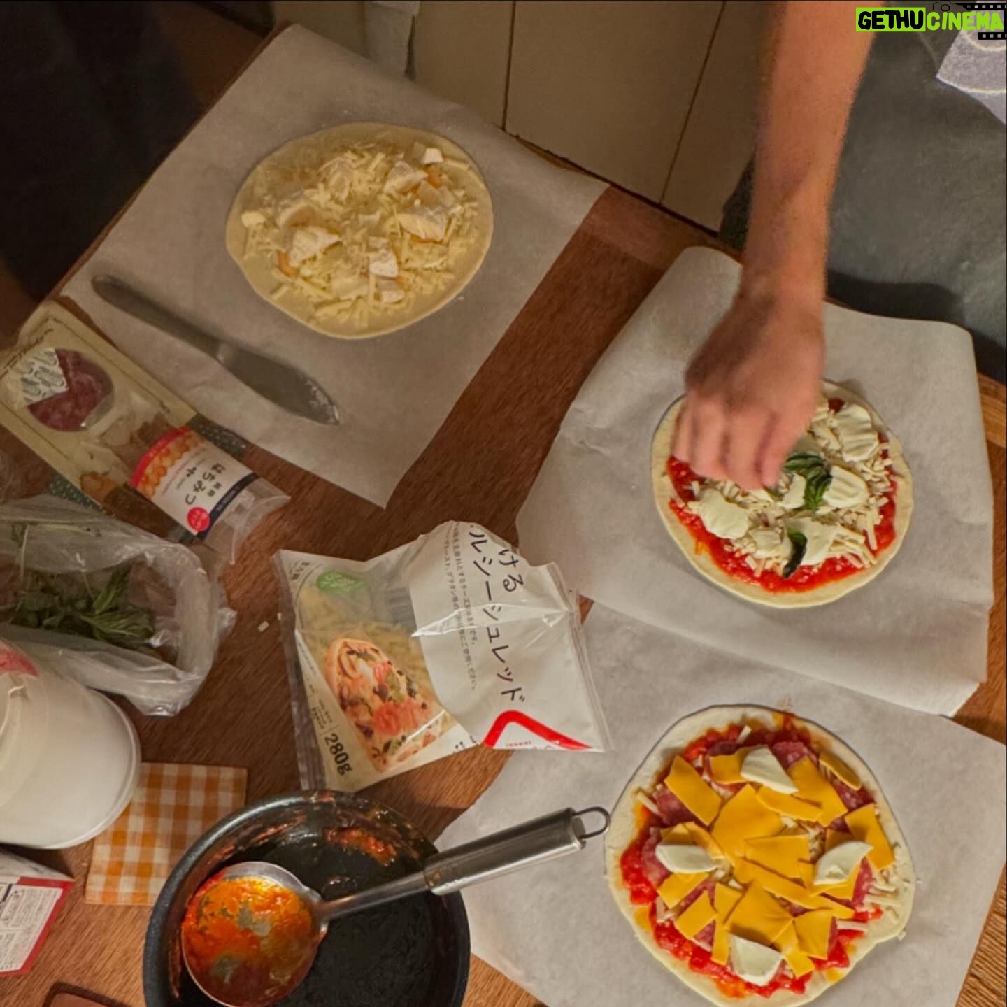 Konatsu Kato - 7.5K Likes - 1日に2回チーズケーキを食べて、夜ご飯は兄と友達とチーズまみれのピザを作って食べたから、私はチーズ。
