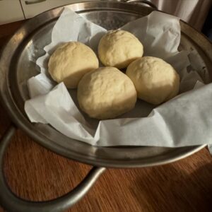Konatsu Kato Instagram - 1日に2回チーズケーキを食べて、夜ご飯は兄と友達とチーズまみれのピザを作って食べたから、私はチーズ。