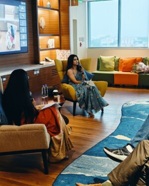 Konkona Sen Sharma Instagram - Hyderabad Blues! 💙
So happy to be back in this city, even if for a day’s work with @salesforce talking about women’s empowerment. Thank you @blackhattalent 

Styled by @damini_styles
Wearing: @nadiyapaar via @tanngcommunications
Jewellery: @sangeetaboochra
@aquamarine_jewellery
Bag: @chamarstudio 
Makeup: @sandysartistry
Hair: @hairbyrajabali
Images: @kannasrihari
