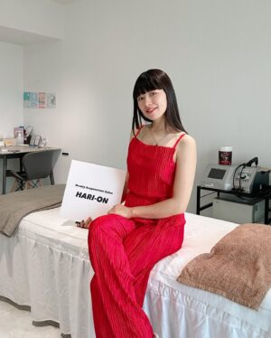 Konomi Naito Instagram - 5回目鍼メンテ行ってきました🪡
@harion_beauty 

最近、二日酔いやら消化不良で胃熱が頭に上がって
頭皮が熱くなっているとのことで
今回は頭を重点的にやってもらいました❤️‍🔥

相変わらず眼精疲労もやばくて
刺した瞬間筋肉がズーンてなった

頭の悪い血も抜いてもらってなんだかスッキリ😌✨

手足にお灸もしていただき
やはり施術後は顔のむくみとれていい感じ！

とにかくリラックスできて寝ちゃった😂

また再来週宜しくお願いします👍