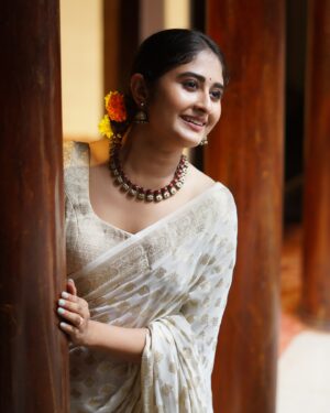 Krishnapriya K Nair Instagram - Onam series🌸🌸🌸

👗 : @label_swasti 
Jewellery : @style_terracottasandhya 
📸 : @dheerajmurali 
Styling : @vaijayanthi_unnikrishnan 😜
📍 : kamala madam

#traditional #onamseries #onam2024❤️ #outfitoftheday