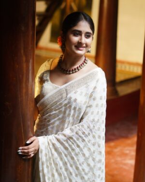Krishnapriya K Nair Instagram - Onam series🌸🌸🌸

👗 : @label_swasti 
Jewellery : @style_terracottasandhya 
📸 : @dheerajmurali 
Styling : @vaijayanthi_unnikrishnan 😜
📍 : kamala madam

#traditional #onamseries #onam2024❤️ #outfitoftheday