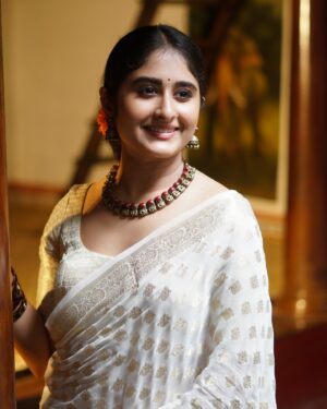 Krishnapriya K Nair Instagram - Onam series🌸🌸🌸

👗 : @label_swasti 
Jewellery : @style_terracottasandhya 
📸 : @dheerajmurali 
Styling : @vaijayanthi_unnikrishnan 😜
📍 : kamala madam

#traditional #onamseries #onam2024❤️ #outfitoftheday
