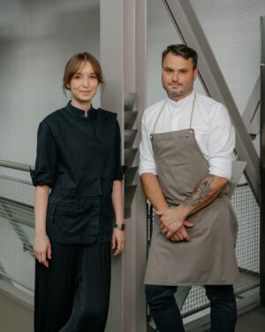 Kristína Nemčková Instagram - Zveme vás na zářijový pop-up, který vzniká půl na půl. @made_by_kristina a @martin_stangl_ společně sestavili šestichodové menu plné lokálních chutí a michelinských technik.

Dva večery - 27. a 28. září, omezený počet míst.

Buďte u toho s námi a své místo si zajistěte včas.
Odkaz na vstupenky najdete v bio.