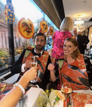 Kristina Petrushina Instagram - Låt inte skenet bedra. Det ÄR skönare med Adidasbyxor och raggsockor. Men vankas det kalas får man faktiskt kamma till sig! 

Hipp hurra för er @grandhotelstockholm!
@bindefeldkommunikation 🫶🎈