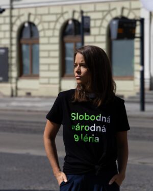 Kristína Svarinská Instagram - Umenie je slobodné. Nepodlieha žiadnym dogmám, svetonázorom, politike, diskriminovaniu, nenávisti, zlu a hlúposti. Vyjadruje sa slobodne, rôznorodo, s láskou, ale aj hnevom. Nesie v sebe širokú škálu prostriedkov a emócií. Tak ako život. Nikto si nechceme nechať cenzúrovať život, teda ja rozhodne nie. Kultúra je to, čo definuje národ, formuje nás a naše hodnoty. Nie vlajka vyvesená na budove vypovedá o našej kultúrnosti. Ale to ako sa jeden k druhému správame, ako vieme spolu komunikovať, rešpektovať sa a počúvať sa.A dnes je najvyšší čas nahlas povedať , že kultúra má byť otvorená a žiadna iná. @sng_slobodna a žiadna iná. SND slobodné a žiadne iné.

Podporu občianskej iniciatíve @otvorena_kultura môžete vyjadriť aj kúpou tohto trička na @kompotsk a na linku kompot.sk/sng🫧

Pravda a láska zvíťazí🤍

#slobodnánárodnágaléria #slobodnénárodnédivadlo #otvorenákultúra #neverímže35rokovodrevolúcie #sng  #snd