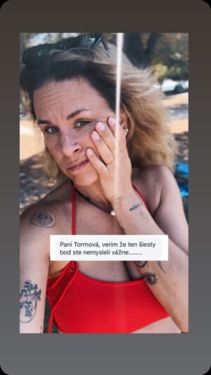 Kristína Tormová Instagram - zo správ k poslednému videu aneb: asi mi písala tá Kuffa! no ja neviem. asi sa toho zlozvyku naprávať si bríle prostredníkom, budem musiet zbavit alebočoveť!!!!! 💪🏻👓😂🖕🏻 #zhejtovvyberame