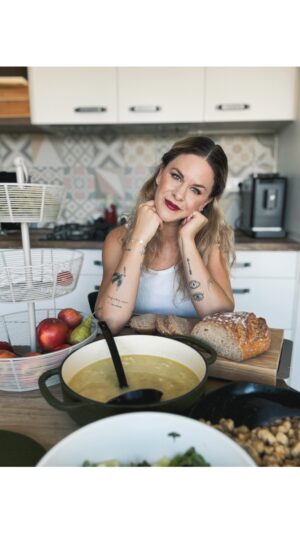 Kristína Tormová Instagram - Je to tak. Splnila som si sen o liatinovom pekáči (áno, dá sa v ňom variť aj polievka - deti si vyžiadali, nemala som šancu!) a doske na krájanie s bočnými šuflíčkami. Som unesená! Mám jesenné Vianoce! Ale na @tchibo_sk toho majú oveľa viac a nie len do kuchyne!
.
S kódom KRISTINA20 máte 20% zľavu na všetulinko všetko okrem kávového sortimentu a kolekcie “Domáce oblečenie: Ležérna móda pre všetkých”. Platí do 16. 9. 2024 na tchibo.sk aj tchibo.cz.
.
#jedlo #kuchyna #servirovanie #jesen #varenie #novakolekcia #tchiboambassador #tchibosk