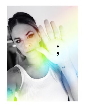 Kristína Tormová Instagram - Dnes je deň prevencie samovrážd. 
.
je to už dosť rokov, čo som tu chcela nebyť. tak som sa vtedy rozhodla. príliš ma to tu bolelo a mala som pocit, že sa mnohým uľaví, keď odídem. stal sa taký srandovný zázrak. ostala som. som tu. som. každý deň s obrovskou vďačnosťou a vierou v ďalšie a ďalšie zázraky..každý deň si uvedomujem, že ten deň už pre mňa nemusel byť. viete, čo všetko by som nezažila? koľko pekna, dobra, lásky…viete, čo všetko by nebolo, kedy som nebola? na toto myslím každý deň a to je taká vďačnosť…to je VĎAČNOSŤ. moja odvaha zmeniť svoje rozhodnutie bolo to najlepšie, čo sa mi stalo. začať znova. ďakujem si a tiež všetkým, čo mi pomohli. ďakujem, že som nedala bodku…
.
…ak máte suiscídne myšlienky, rozumiem vám. počujem vás a vidím. áno, deje sa to. áno, viem, že to strašne bolí. strašne. nie, nebudem vám hovoriť, nech nevymýšľate a máte myslieť pozitívne a nepreháňať. hovorím vám, prosím, nevzdávajte to! vďaka, @ipcko , že pomáhate ľuďom namiesto definitívnej bodky, použiť bodkočiarky. pomoc existuje. okrem iných aj na www.ipcko.sk a na 0800 500 333. 
.
nevzdávajte to, naozaj sa dá žiť ďalej…a aj keď cez bodliaky, prekážky a debilov a kadečo iné boľavé..dá sa sa to. nedávajte prosím bodku! objímam! ďakujem, že som. 🙏🏻 #svetovvDenPrevencieSamovrazd #mentalnezdravie #psychickezdravie #pomocexistuje #dobroje