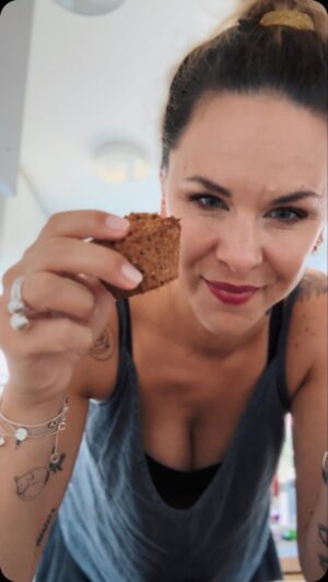Kristína Tormová Instagram - zbehni do @dm_slovensko , nakúp toto a upeč zdravo-dobrotu! v rámci mojej DMkovej spolupráce konečne zase recept! rýchly ako blesk! ♥️
.
2 jablká (ok, to v DMke jediné nemajú)
3 šálky ovsených vločiek
škorica
prášok do pečiva
štipka soli
2 vajcia
3 lyžice kokosového oleja
2/3 šálky nesladeného 
mandlového mlieka
3/4 šálky jablkového džúsu
1/2 javorového sirupu
.
pečieme cca 20 min na 190•C
.
dobrú jeseňochuť 🫀🍎