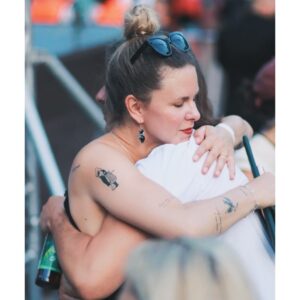 Kristína Tormová Instagram - ďakujem, že sme v tom spoločne. píšu mi, že to oľutujem, že chodím na protesty. ja by som ľutovala, keby som sa toho začala báť. viem, že asi prídem o prácu (už sa to deje nenápadne dlhodobejšie), no ak sa poser*eme, tak bude koniec. lebo tak funguje normalizácia. od včera mi zase prišli desiatky hejtov, no oveľa viac dobra. všímam si dobro. a ďakujem. 
.
..na tej prvej fotke sa objimame s @matejdrlicka a na tej fotke je úplne všetko. všetko. zázračne to zachytil @adrian.makis Ďakujem!
.
na druhej fotke je 18tisíc ľudí, vlastencov. Prejavom lásky k národu je aj to, že sa človek nebojí ozvať, že keď je ubližované jeho krajine. Že vtedy nie je ticho. Toto je vlastnenectvo iné..iné, ako kroj z ázijského eshopu, či topánky s platformou k niečomu, čo sa podobá slovenskému a žiadnemu inému odevu. 
.
na videu je naša hymna. prišiel ju zahrať @jozef__luptak a ja ďakujem. 🙏🏻🙏🏻🙏🏻🙏🏻