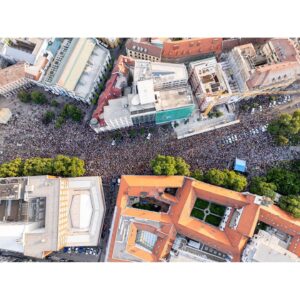 Kristína Tormová Instagram - ďakujem, že sme v tom spoločne. píšu mi, že to oľutujem, že chodím na protesty. ja by som ľutovala, keby som sa toho začala báť. viem, že asi prídem o prácu (už sa to deje nenápadne dlhodobejšie), no ak sa poser*eme, tak bude koniec. lebo tak funguje normalizácia. od včera mi zase prišli desiatky hejtov, no oveľa viac dobra. všímam si dobro. a ďakujem. 
.
..na tej prvej fotke sa objimame s @matejdrlicka a na tej fotke je úplne všetko. všetko. zázračne to zachytil @adrian.makis Ďakujem!
.
na druhej fotke je 18tisíc ľudí, vlastencov. Prejavom lásky k národu je aj to, že sa človek nebojí ozvať, že keď je ubližované jeho krajine. Že vtedy nie je ticho. Toto je vlastnenectvo iné..iné, ako kroj z ázijského eshopu, či topánky s platformou k niečomu, čo sa podobá slovenskému a žiadnemu inému odevu. 
.
na videu je naša hymna. prišiel ju zahrať @jozef__luptak a ja ďakujem. 🙏🏻🙏🏻🙏🏻🙏🏻