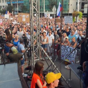 Kristína Tormová Instagram - ďakujem, že sme v tom spoločne. píšu mi, že to oľutujem, že chodím na protesty. ja by som ľutovala, keby som sa toho začala báť. viem, že asi prídem o prácu (už sa to deje nenápadne dlhodobejšie), no ak sa poser*eme, tak bude koniec. lebo tak funguje normalizácia. od včera mi zase prišli desiatky hejtov, no oveľa viac dobra. všímam si dobro. a ďakujem. 
.
..na tej prvej fotke sa objimame s @matejdrlicka a na tej fotke je úplne všetko. všetko. zázračne to zachytil @adrian.makis Ďakujem!
.
na druhej fotke je 18tisíc ľudí, vlastencov. Prejavom lásky k národu je aj to, že sa človek nebojí ozvať, že keď je ubližované jeho krajine. Že vtedy nie je ticho. Toto je vlastnenectvo iné..iné, ako kroj z ázijského eshopu, či topánky s platformou k niečomu, čo sa podobá slovenskému a žiadnemu inému odevu. 
.
na videu je naša hymna. prišiel ju zahrať @jozef__luptak a ja ďakujem. 🙏🏻🙏🏻🙏🏻🙏🏻