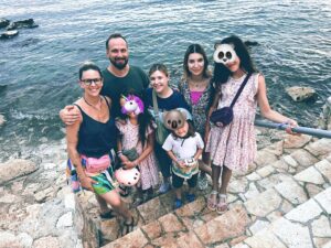 Kristína Tormová Instagram - Zázraky, láska, prijatie…Ešte nedávno by mi nenapadlo, že naša rodina sa bude rozrastať. No pred dva a pol rokmi k nám prišli Saša a Lana. Poslali ich rodičia do sveta…lebo začala vojna. Chceli pre ne lepšiu budúcnosť. Stali sa z nich naše ukrajinské dcéry. Tak ich voláme..nevybrali sme si ich, netušili sme, kto nám príde, bolo to rande naslepo..prišli tieto dve a odvtedy sme rodina. Bývajú u nás stále (v našom dome o poschodie vyššie), už vedia perfektne po slovensky (i keď naše anglické debaty mi chýbajú, dosť mi to prospievalo). Máme sa. Ľúbime sa. Naše deti svoje ukrajinské sestry milujú. A tento rok sme boli takto spolu pri mori. Sršala zo mňa hrdosť, pocit šťastia..mať o dve “malé” ženy (ony sú už dospeláčky samozrejme) v rodine naviac je veľmi veľmi dojímavé. Obzvlásť keď sú také ako tieto dve..asi sme mali šťastie. Cítime za ne zodpovednosť, cítime k nim skutočnú lásku a sme vďační. A byť spolu pri mori bol fakt zázrak. To mi ani nenapadlo, že sa také udeje, keď k nám do života prišli tieto dve sestry…že budeme rodina, že budeme my, že spolu ostaneme 🙏🏻 #vďačnosť Sme na vás hrdí, Saša a Lana! ♥️♥️ 
.
Dnes je Deň nezávislosti Ukrajiny День Незалежності України. Sme srdcom Ukrajina a so smútkom počúvame, sledujeme hrôzy z krajiny, s ktorou susedíme… Ďakujeme, že sa tak odhodlane bránite, my si uvedomujeme, že bojujete aj za nás..boli by sme druhí na rade…pomáhame ako vieme..ako chAlan hovorí:”Napríklad varíme Saši a Lane kávu.” 🇺🇦 Слава Україні! Slava Ukraini!