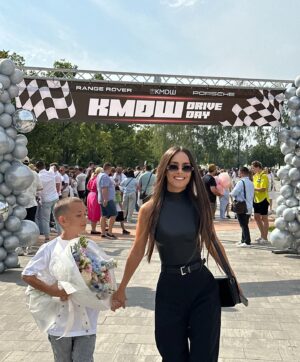 Kseniia Mishyna Instagram - Перше вересня завжди повертає мене в дитинство, коли все було простішим і, здається, зрозумілішим. Пам’ятаєте, як ми гризли крейду на перервах, ходили в чорно-білій формі та вважали своїм героєм класного керівника, у якого було 40 учнів?

Сьогодні все поступово змінюється: тепер на перервах нове покоління займається робототехнікою, обирає одяг за настроєм і має індивідуальний підхід від тьютора та психолога. І це далеко не всі плюшки ) 

Ностальгія звісно тепла, але світ змінився на краще. І як приємно, що ви, @kmds.school серед тих, хто допомагає дітям освоювати цей дивовижний шлях💫