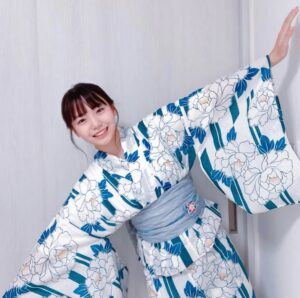 Kurumi Inagaki Instagram - 浴衣を着てお友達と地元のお祭りに行ってきました！！！😊✨
.
そこのお祭りにはなかったけれど
じゃがバターの屋台が好きですっ😍
焼きそばも好きです！
.
みなさんも今夏、お祭りに行きましたか？
.
.
#2024夏 #ヨーヨー釣りも好き
#稲垣来泉 #中2の夏
.
夏休み🌻も後少しですね。
1日1日を大切に過ごしたいです。