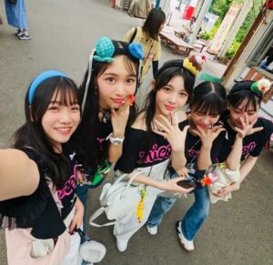 Kurumi Inagaki Instagram - .
発売中のニコラ9月号のオフショットです。
.
中2ニコモ全員揃って
#西武園ゆうえんち で沢山！遊んできました！！
.
ニコラモデルになれて、お仕事で同じ歳のお友達ができた事もとっても幸せです！！
.
個性と魅力のある皆で、学校の話やお勉強の話や流行ってるものの話、相談もっ！
全てが新鮮でとっても楽しくてあっという間に時間が過ぎます！
.
この8人がニコラモデルの中学2年生😊
よろしくお願いします🙇💕
.
.
ニコラ9月号発売中です！
.
.
.
#Tシャツをそれぞれリメイク 
.
#ニコラ #nicola #ニコモ #ニコラ9月号  #WeST  #うぃーすと
#中2モ #10 #11 
#崎浜梨瑚
#白尾留菜
#十文字陽菜
#中瀬梨里
#葉山若奈
#松尾そのま
#梨里花
#稲垣来泉
.
＊各事務所様。お写真の掲載許可をいただきありがとうございます。