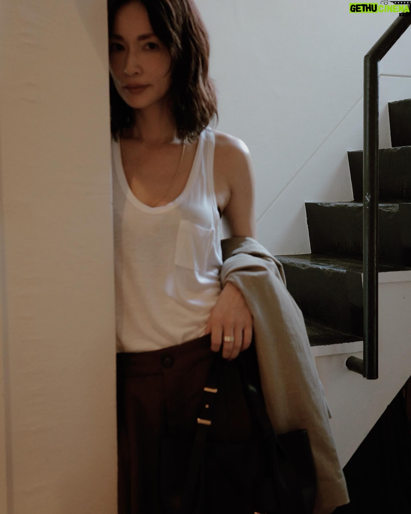 Kyoko Hasegawa - 18.3K Likes - ある日の1日。
いろいろなシーンで使えるラルフ ローレンのミニトート。
この日は仕事でしたが、オフの日でも活躍してくれそう。
オールブラックコーデでミニスカートと合わせたり。
デニムにももちろん。何にでも👌
先行販売中です。
9\11(水)-17(火)伊勢丹新宿店1階でハンドバッグのpopupを開催するそうです。
是非☺️
#RalphLauren
#RL888
#PR
@ralphlauren