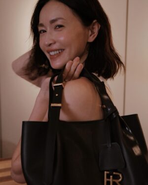 Kyoko Hasegawa Instagram - ある日の1日。

いろいろなシーンで使えるラルフ ローレンのミニトート。
この日は仕事でしたが、オフの日でも活躍してくれそう。
オールブラックコーデでミニスカートと合わせたり。
デニムにももちろん。何にでも👌

先行販売中です。
9\11(水)-17(火)伊勢丹新宿店1階でハンドバッグのpopupを開催するそうです。
是非☺️

#RalphLauren
#RL888
#PR
@ralphlauren