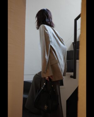 Kyoko Hasegawa Instagram - ある日の1日。

いろいろなシーンで使えるラルフ ローレンのミニトート。
この日は仕事でしたが、オフの日でも活躍してくれそう。
オールブラックコーデでミニスカートと合わせたり。
デニムにももちろん。何にでも👌

先行販売中です。
9\11(水)-17(火)伊勢丹新宿店1階でハンドバッグのpopupを開催するそうです。
是非☺️

#RalphLauren
#RL888
#PR
@ralphlauren