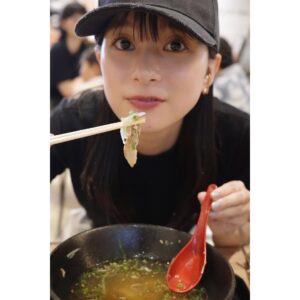Kyoko Yoshine Instagram - 久しぶりの更新になってしまいました！
元気です！
みなさんお元気ですか？
食べてる芳根が集まりました！

①ラーメン食べてる芳根
②森の中で玉ねぎ食べてる芳根
③ラーメン食べてる芳根
④フルーツ飴というものを初めて食べた芳根
⑤ラーメン食べてる芳根
⑥芳根に食べられた小籠包

以上です🍜🍜🍜