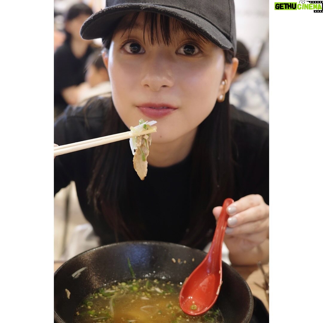 Kyoko Yoshine - 81.2K Likes - 久しぶりの更新になってしまいました!
元気です!
みなさんお元気ですか?
食べてる芳根が集まりました!
①ラーメン食べてる芳根
②森の中で玉ねぎ食べてる芳根
③ラーメン食べてる芳根
④フルーツ飴というものを初めて食べた芳根
⑤ラーメン食べてる芳根
⑥芳根に食べられた小籠包
以上です🍜🍜🍜
