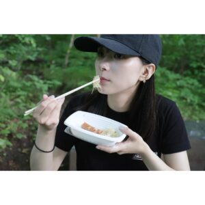 Kyoko Yoshine Instagram - 久しぶりの更新になってしまいました！
元気です！
みなさんお元気ですか？
食べてる芳根が集まりました！

①ラーメン食べてる芳根
②森の中で玉ねぎ食べてる芳根
③ラーメン食べてる芳根
④フルーツ飴というものを初めて食べた芳根
⑤ラーメン食べてる芳根
⑥芳根に食べられた小籠包

以上です🍜🍜🍜