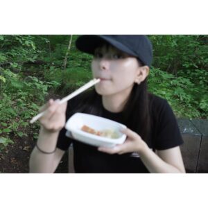 Kyoko Yoshine Instagram - 久しぶりの更新になってしまいました！
元気です！
みなさんお元気ですか？
食べてる芳根が集まりました！

①ラーメン食べてる芳根
②森の中で玉ねぎ食べてる芳根
③ラーメン食べてる芳根
④フルーツ飴というものを初めて食べた芳根
⑤ラーメン食べてる芳根
⑥芳根に食べられた小籠包

以上です🍜🍜🍜