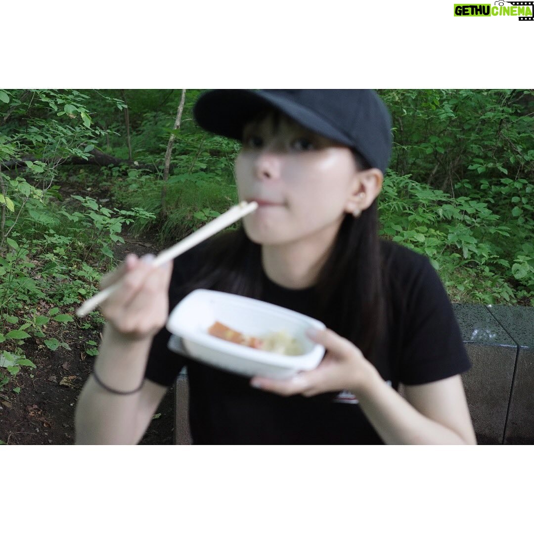 Kyoko Yoshine - 81.2K Likes - 久しぶりの更新になってしまいました!
元気です!
みなさんお元気ですか?
食べてる芳根が集まりました!
①ラーメン食べてる芳根
②森の中で玉ねぎ食べてる芳根
③ラーメン食べてる芳根
④フルーツ飴というものを初めて食べた芳根
⑤ラーメン食べてる芳根
⑥芳根に食べられた小籠包
以上です🍜🍜🍜