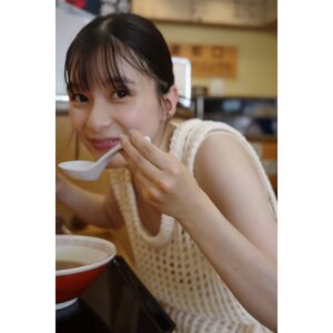 Kyoko Yoshine Instagram - 久しぶりの更新になってしまいました！
元気です！
みなさんお元気ですか？
食べてる芳根が集まりました！

①ラーメン食べてる芳根
②森の中で玉ねぎ食べてる芳根
③ラーメン食べてる芳根
④フルーツ飴というものを初めて食べた芳根
⑤ラーメン食べてる芳根
⑥芳根に食べられた小籠包

以上です🍜🍜🍜