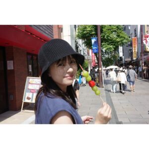 Kyoko Yoshine Instagram - 久しぶりの更新になってしまいました！
元気です！
みなさんお元気ですか？
食べてる芳根が集まりました！

①ラーメン食べてる芳根
②森の中で玉ねぎ食べてる芳根
③ラーメン食べてる芳根
④フルーツ飴というものを初めて食べた芳根
⑤ラーメン食べてる芳根
⑥芳根に食べられた小籠包

以上です🍜🍜🍜