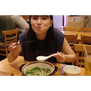 Kyoko Yoshine Instagram - 久しぶりの更新になってしまいました！
元気です！
みなさんお元気ですか？
食べてる芳根が集まりました！

①ラーメン食べてる芳根
②森の中で玉ねぎ食べてる芳根
③ラーメン食べてる芳根
④フルーツ飴というものを初めて食べた芳根
⑤ラーメン食べてる芳根
⑥芳根に食べられた小籠包

以上です🍜🍜🍜