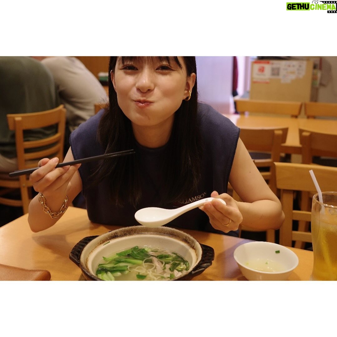 Kyoko Yoshine - 81.2K Likes - 久しぶりの更新になってしまいました!
元気です!
みなさんお元気ですか?
食べてる芳根が集まりました!
①ラーメン食べてる芳根
②森の中で玉ねぎ食べてる芳根
③ラーメン食べてる芳根
④フルーツ飴というものを初めて食べた芳根
⑤ラーメン食べてる芳根
⑥芳根に食べられた小籠包
以上です🍜🍜🍜