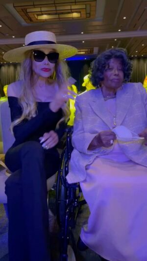 La Toya Jackson Instagram - Trying to get Mother to wave.🤗

#FridayFeeling #instagood #wave #mother #thejackson5 #thejacksonfamily #music #dance #siblings #fun #familyfun #smile #canyoufeelit #photooftheday #picoftheday #FridayFun #family #thejacksons #love #latoyajackson