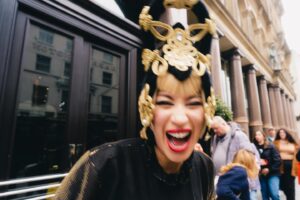 La Zarra Instagram - @flo_pernet est toujours entrain de chercher son appareil photo 🤣✌🏻
-
@flo_pernet is still looking for her camera 🤣✌🏻
-
💄 : @alexiamzallag
💇‍♀️ : @paulinebrunel
👒 : @nina_allan_poe 
💅 : @nails_or_claws
👠 : @louboutinworld 
👨‍🎨 : @erwan_keissoff 
Stylist : @romaintheveninparis @eds_9314
-
@alecredde 
@eurovisionfrance
@ludohurel 
@eurovision 
@valencakfred 
@capitolfr 
@kirchhofficiel
@france2
@francebleu 
@france.tv 
@tele7jours