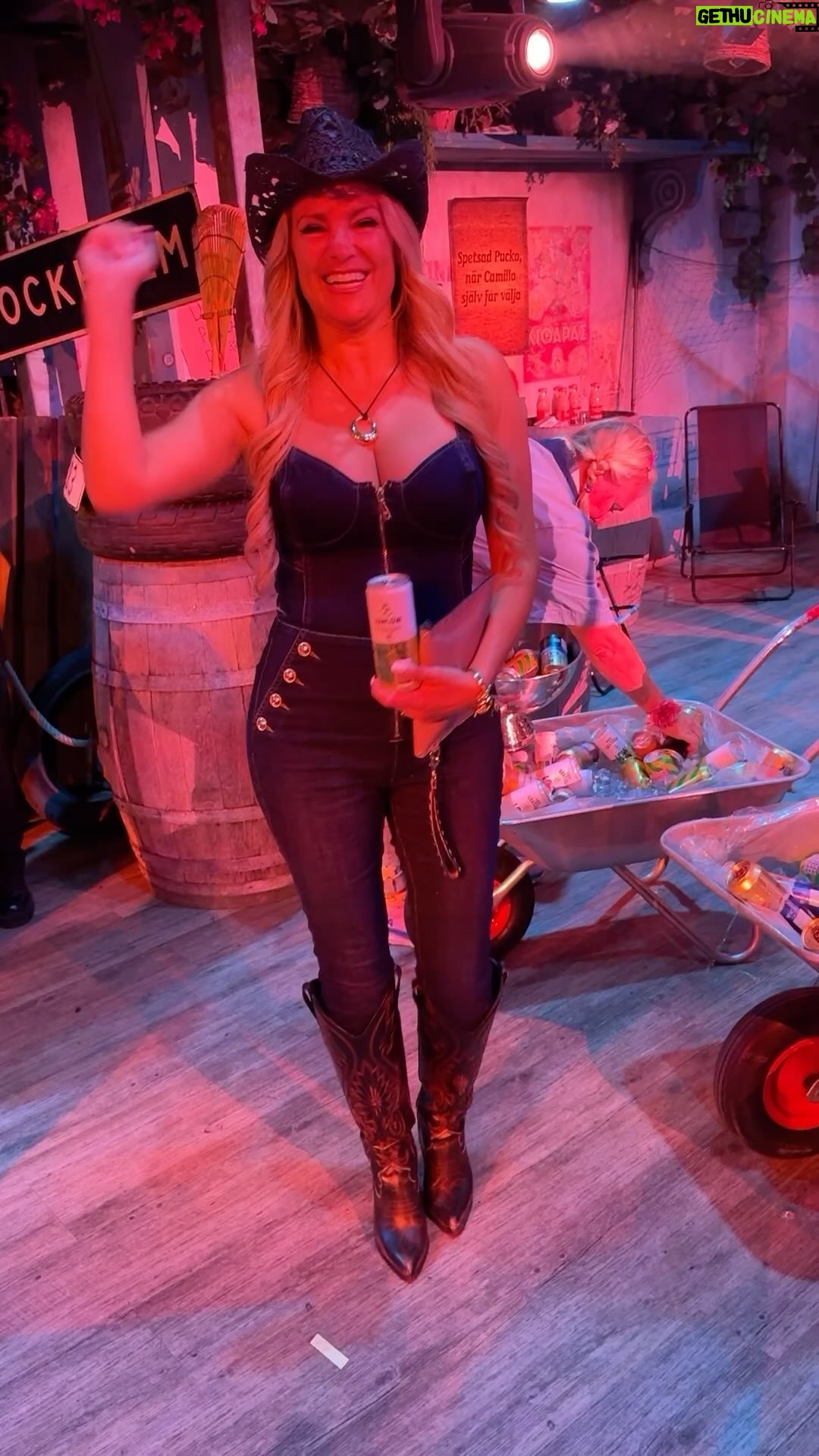 Laila Bagge - 8.6K Likes - @lackberg 50 årsfirande 🎉 dag 2 med nytt tema ❤️🤠🤠🤠 Stort tack till både dig @lackberg och @simonskold det var en fantastisk fest i dagarna 2, super generöst, bjussigt och så mycket kärlek. 🫶❤️