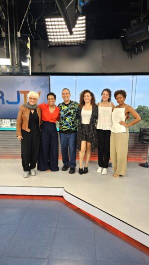 Laila Garin Instagram - Nossa Iracema não acreditava que apareceria na TV! ☀️

Hoje, nossa banda deu um show ao vivo no RJTV, levando o som buarquiano para as telas da Globo! 🎶✨

Últimos ingressos pra sessão de hoje disponíveis no link da bio.

☀️ Teatro Riachuelo - Centro, RJ
📅 29 AGO a 6 OUT
🎶 Qui, Sex e Sáb 20h e Dom 19h
🎟️ Ingressos a partir de R$ 19,50

#chicobuarque #teatrobrasileiro #teatrorj #oquefazernorio #culturarj #programaçãorio #teatroriachuelorio