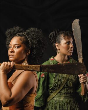 Larissa Luz Instagram - Primeira imagem das protagonistas. ✨ Dia 13 começa nossa aventura nos palcos com @larissaluzeluz como Bibiana e @babisut como Belonísia. 

📸: @caiolirio 
Edição: @nebucompany 

Os ingressos para a temporada de estreia em Salvador já estão disponíveis no Sympla. Rumo à estreia!

📌 O Musical tem direção geral de @elisiolopesjr, dramaturgia assinada por @aldri.oficial, @elisiolopesjr e @espirito.fabio, direção de movimento de @xorogan_zebrinha, direção musical de @jarbas.bittencourt e coordenação geral e idealização de @fernanda.bez

Torto Arado – O Musical
Onde: Teatro Sesc Casa do Comércio
Quando: De 13 de setembro a 29 de setembro (Sexta: 20h, Sábado: 16h e 20h e Domingo: 17h)
Ingressos: R$ 120 (inteira) e R$ 60,00 (meia entrada). Ingresso popular: R$ 40,00 (inteira) e R$ 20,00 (meia entrada)
Classificação: 14 anos
Cliente Nu Bank: Todos possuem 45% de desconto em cima do valor da inteira
Vendas: Sympla

Torto Arado - o musical é um projeto apresentado pelo Ministério da Cultura através da Lei Federal de Incentivo à cultura e Nubank. Patrocínio Nubank. Realização Maré Produções Culturais, Ministério da Cultura e GOVERNO FEDERAL União e Reconstrução

#tortoarado #musical #tortoaradoomusical #musical #nordestino #salvador #salvadorbahia