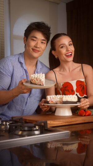 Larissa Manoela Instagram - morangofee 🍓🎶 

Ingredientes base

- 180g de bolacha oreo/maizena | 02 pacotes;
- 60g de manteiga derretida | 06 colheres (sopa)

Ingredientes brigadeiro branco:

- 395g de leite condensado | 1 caixinha
- 25g de feite em po | 02 colheres (sopa)
- 100g de creme de leite | 1/2 caixinha

Ingredientes chantilly:

- 300g de nata bem gelada | 1 pote
- 125g de açúcar de confeiteiro | 1 xícara (chá)
- 50g de leite em pó | 04 colheres (sopa)
- 350g de morangos picados

finalização 

- 50g de suspiro para a finalização da torta

#morangoffe #morango #chocolate #sobremesa #asmr #reels