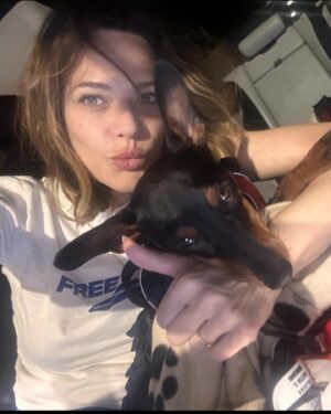 Laura Chiatti Instagram - La vita è veramente sorprendente… chi mi conosce bene sa a cosa mi riferisco !! Non avrei mai immaginato che un giorno saresti  arrivato  proprio tu, che con quel curioso musetto e con quei languidi e profondi occhi marroni , mi riempi  di cura , di protezione , di amore  e di allegria  in ogni istante ……. tu , che nel silenzio più totatale , riesci a farmi sempre capire ogni singola parola…  Grazie di aver scelto me ❤️Buon compleanno amore mio ! Ti adoro piccolo goku #1anno