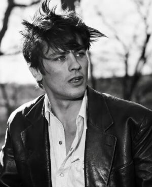 Laura Smet Instagram - Toutes mes pensées à ses enfants et à ses proches 🙏🏽🖤#alaindelon