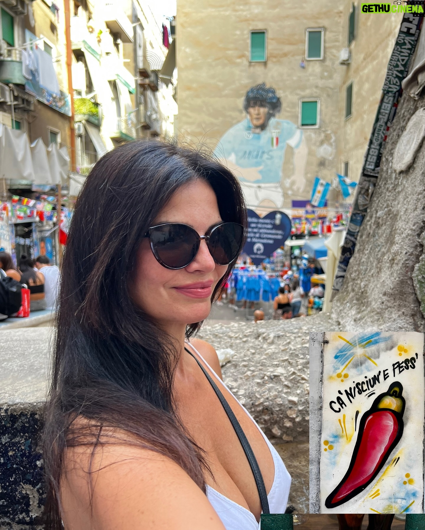 Laura Torrisi - 28.1K Likes - “Napule
T’o raccontano a Napule
Nfaccia e mure de viche
Può lleggere a storia è sta bella città”
