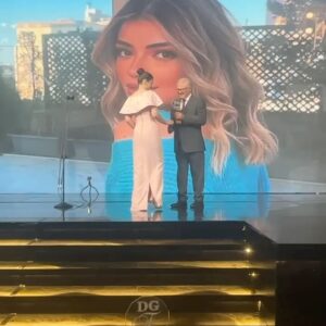 Layla Ahmed Zaher Instagram - مبرووووك نسمه الكاريزما جايزة أفضل ممثله شابه في رمضان ٢٠٢٤❤️👏🏻
مبسوط اوووووي بيكي ومبسوط اكتر اني ارتحت اخيرا من مرحلة نسمه 🤣
ان شاء الله الجاي احلى واحلى 💪🏻
وشطوووره يا لولو ❤️👏🏻