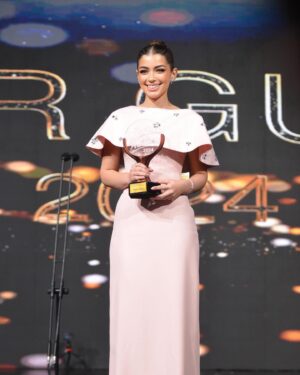 Layla Ahmed Zaher Instagram - مبرووووك نسمه الكاريزما جايزة أفضل ممثله شابه في رمضان ٢٠٢٤❤️👏🏻
مبسوط اوووووي بيكي ومبسوط اكتر اني ارتحت اخيرا من مرحلة نسمه 🤣
ان شاء الله الجاي احلى واحلى 💪🏻
وشطوووره يا لولو ❤️👏🏻