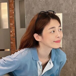 Lee Ha-na Instagram - 여름 어느날의 사진🫐🫐
Don't be greedy for 
my camouflage glasses
내 위장용 안경을 탐내지 마세요🫰🏻
#늦은안부🙏🏻