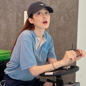Lee Ha-na Instagram - 여름 어느날의 사진🫐🫐
Don't be greedy for 
my camouflage glasses
내 위장용 안경을 탐내지 마세요🫰🏻
#늦은안부🙏🏻