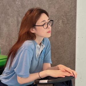 Lee Ha-na Instagram - 여름 어느날의 사진🫐🫐
Don't be greedy for 
my camouflage glasses
내 위장용 안경을 탐내지 마세요🫰🏻
#늦은안부🙏🏻