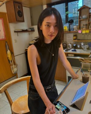 Lee Jin-ha Instagram - 이사를 했다. 걱정이 앞섰던 혼자삶이었는데 웬걸. 바선생 능가하는 적응력. 내가 가진지도? 너무 좋다.
무튼 이제 좀 집도 좀 집같아지고 살만하여 내 루틴을 정립하는 중.
정신없는 와중에 촬영 일을 제외한 자투리 일상들 기록 겸 공유-

내 주간의 공간에 추가된 블루스와 술루스 (술루스는 아직 체력에 부친다)
내 입에 딱 맞는 길냥이 식단(꽤 프리미엄)
혹냥🐈께서는 건재하면 그루밍 부터 한다지. 나는 유튜브 노래방을 해.
염분 가득 빵빵이 얼굴
미소 췤 ✅
코파는 거 아니고. 연기가 아닙니다. 오해는 싫어잉
감자지옥에서 탈출한 건에 대하여