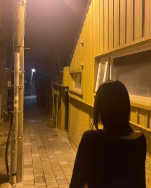 Lee Jin-ha Instagram - 이사를 했다. 걱정이 앞섰던 혼자삶이었는데 웬걸. 바선생 능가하는 적응력. 내가 가진지도? 너무 좋다.
무튼 이제 좀 집도 좀 집같아지고 살만하여 내 루틴을 정립하는 중.
정신없는 와중에 촬영 일을 제외한 자투리 일상들 기록 겸 공유-

내 주간의 공간에 추가된 블루스와 술루스 (술루스는 아직 체력에 부친다)
내 입에 딱 맞는 길냥이 식단(꽤 프리미엄)
혹냥🐈께서는 건재하면 그루밍 부터 한다지. 나는 유튜브 노래방을 해.
염분 가득 빵빵이 얼굴
미소 췤 ✅
코파는 거 아니고. 연기가 아닙니다. 오해는 싫어잉
감자지옥에서 탈출한 건에 대하여